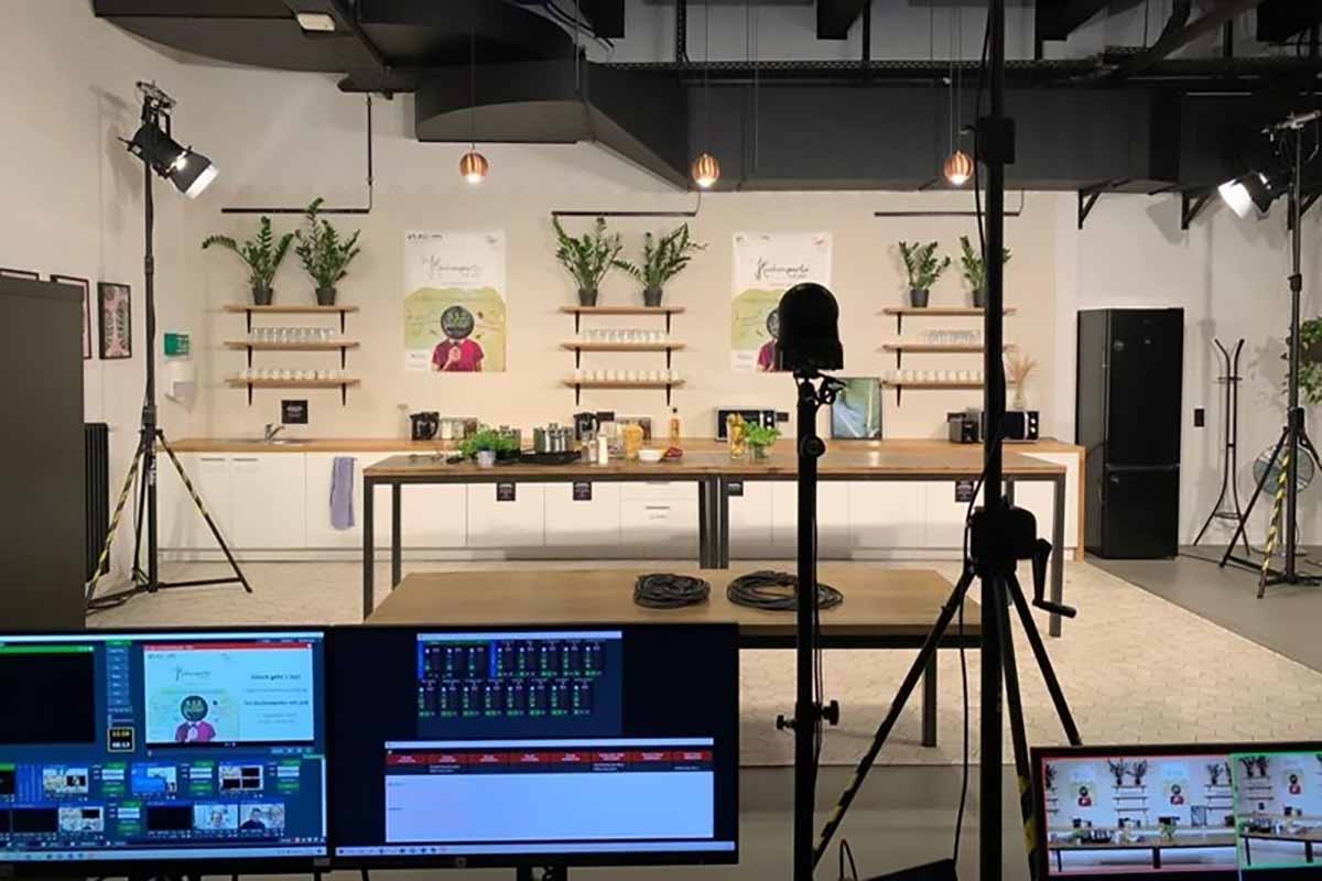 LÀM SAO TẬN DỤNG LIVESTREAM ĐỂ ĐẨY SẢN PHẨM HẾT MÙA NHANH CHÓNG TRÊN SHOPEE