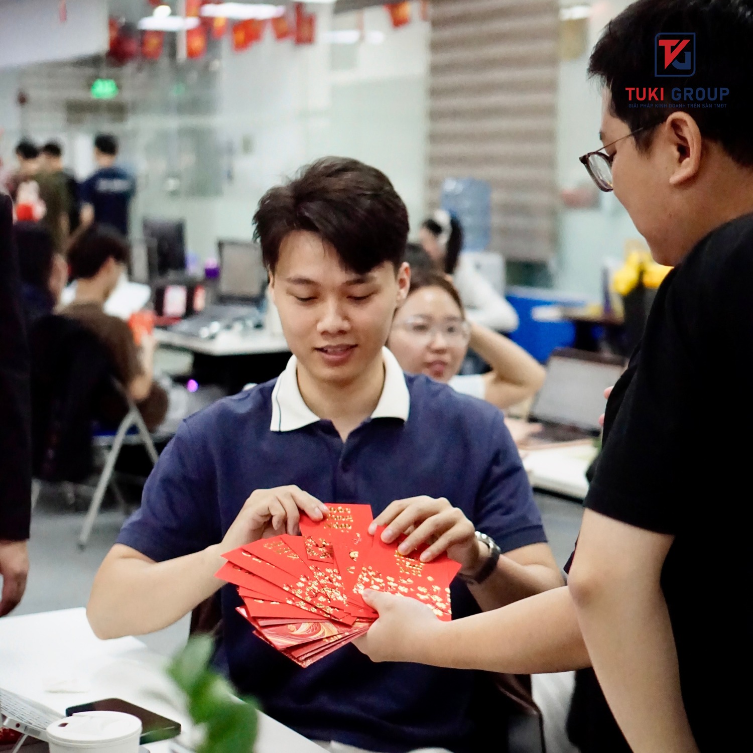 Nhân sự team ads bốc lì xì đầu năm