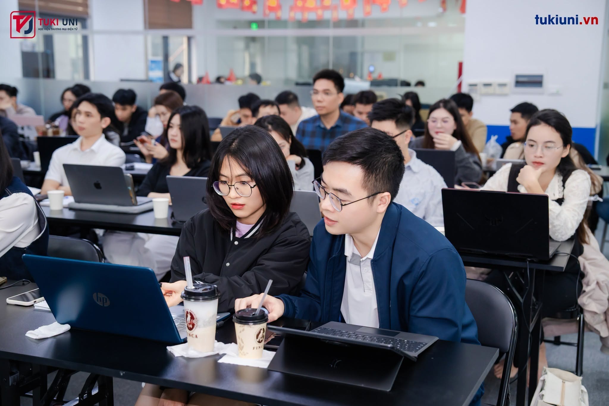 Nhà bán hàng vận hành gian hàng và livestream trên TikTok Shop