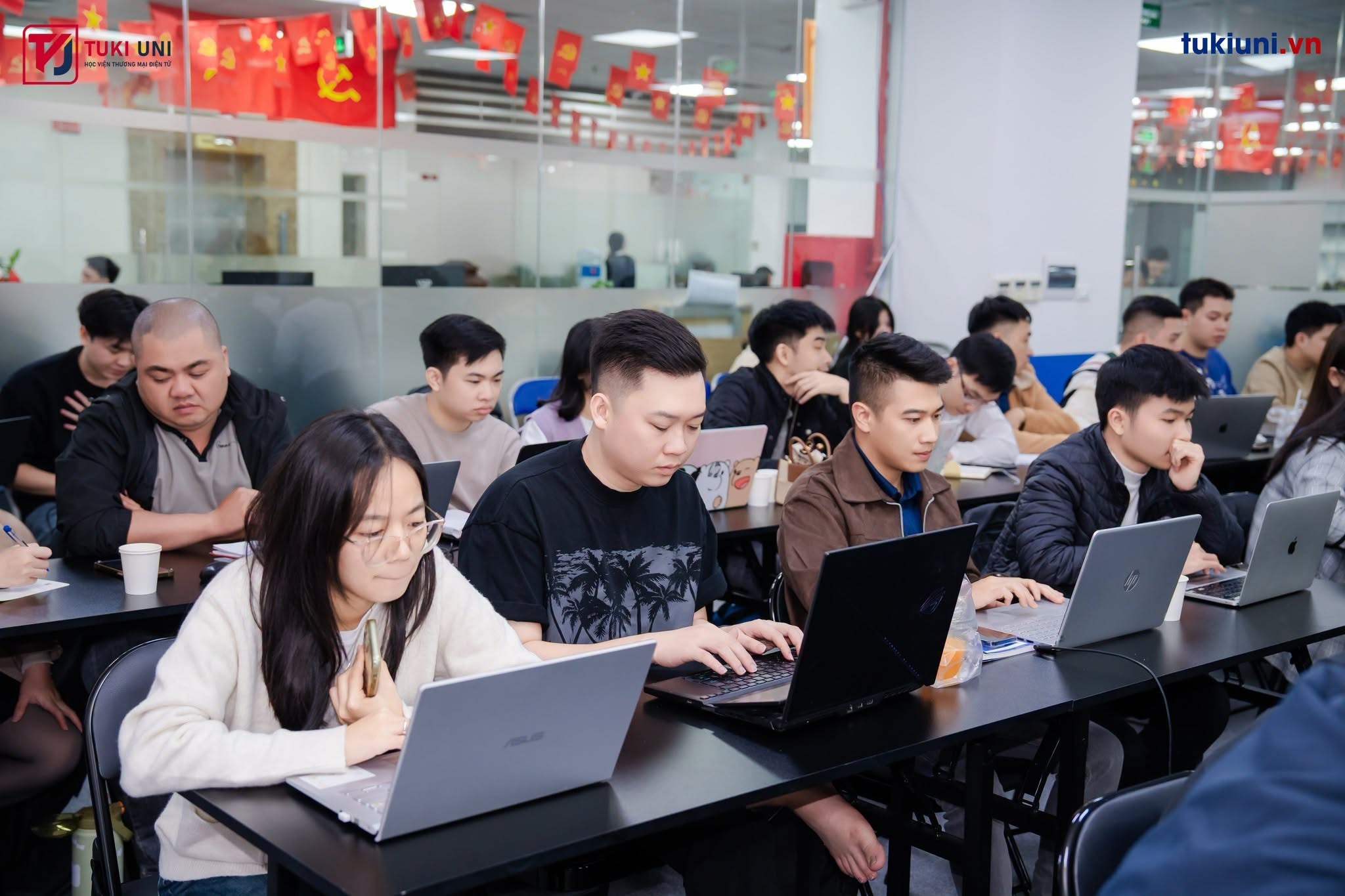 Quản lý team thương mại điện tử xây dựng chiến lược tăng trưởng TikTok Shop